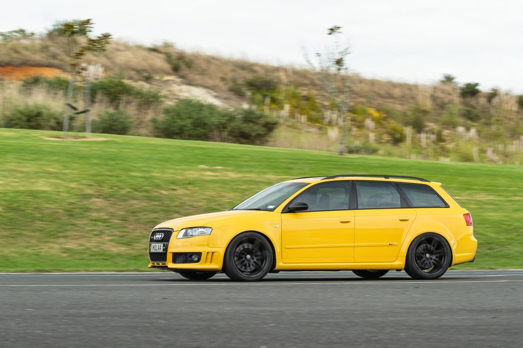 Audi RS4 B7 in yellow, panning shot