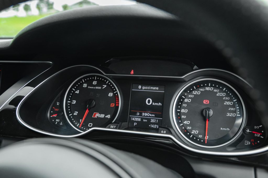 Audi RS4 B8 speedometer detail