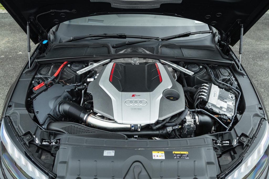 Audi RS4 B9 engine bay