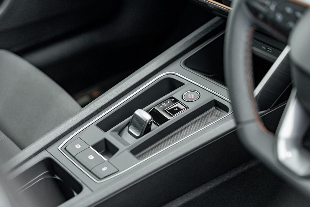 Centre console in the Cupra Leon V e-Hybrid Sportstourer