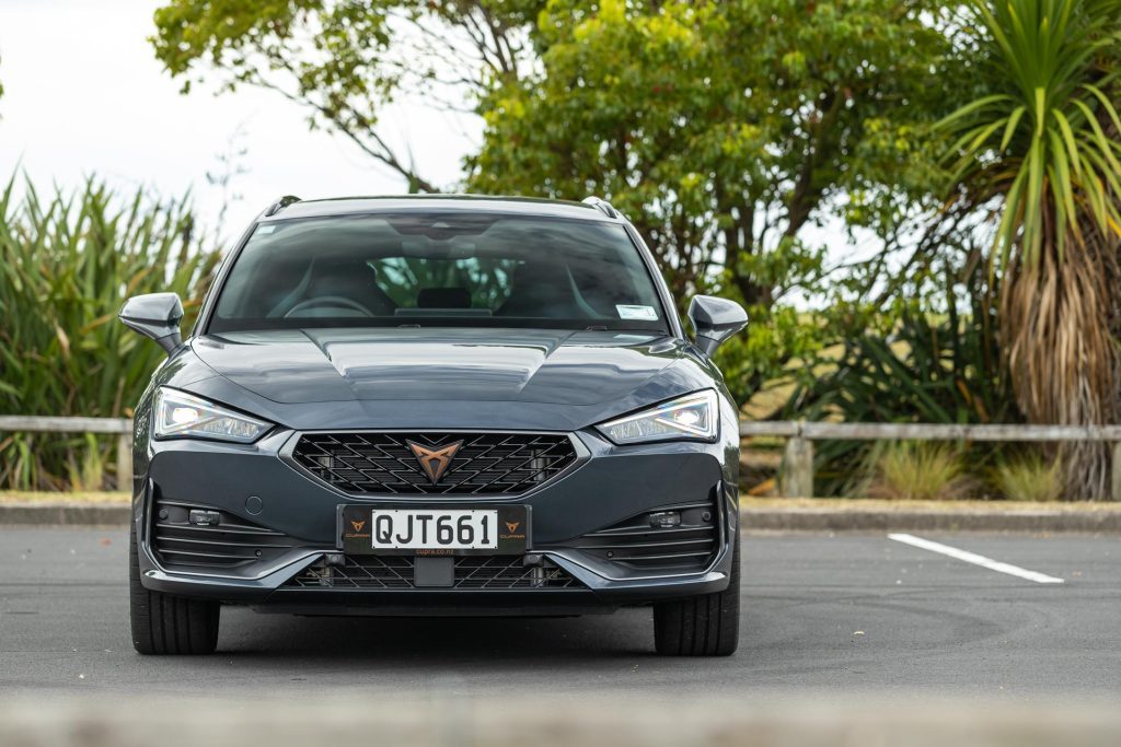 Front profile of the Cupra Leon V e-Hybrid Sportstourer