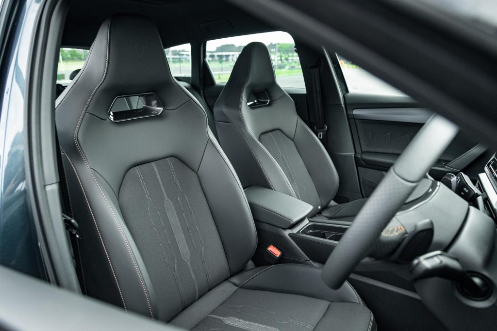 Cupra Leon V e-Hybrid Sportstourer front interior and seats