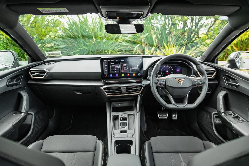 Interior view and layout in the Cupra Leon V e-Hybrid Sportstourer