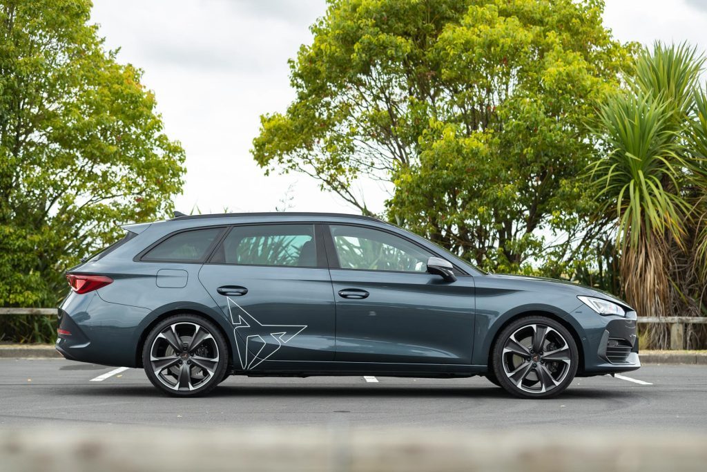 Side profile of the Cupra Leon V e-Hybrid Sportstourer in grey