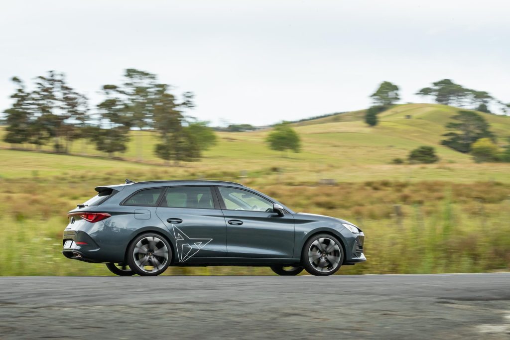 Cupra Leon V e-Hybrid Sportstourer panning action shot