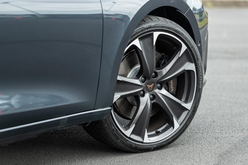 Front wheel detail of the Cupra Leon V e-Hybrid Sportstourer