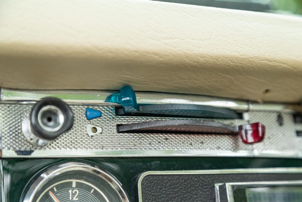 Air vent controls in the Mercedes-Benz 230 SL Pagoda