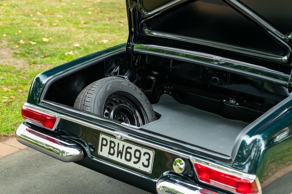 Mercedes-Benz 230 SL Pagoda boot layout