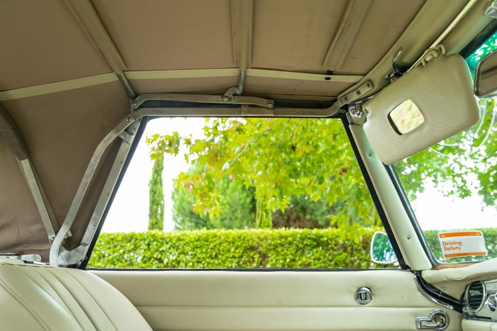 Convertible roof of the Mercedes-Benz 230 SL