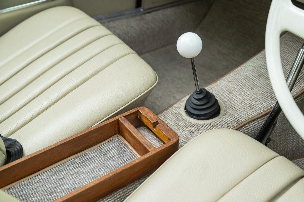 Parcel tray and gear lever in the Mercedes-Benz 230 SL Pagoda