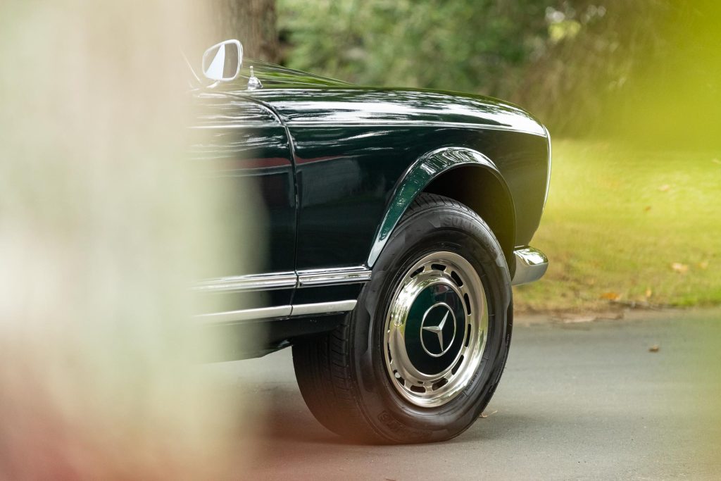 Mercedes-Benz 230 SL Pagoda wheel detail