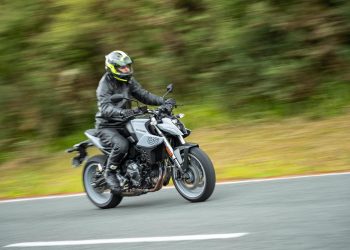 Suzuki GSX 8S motion blur flyby shot