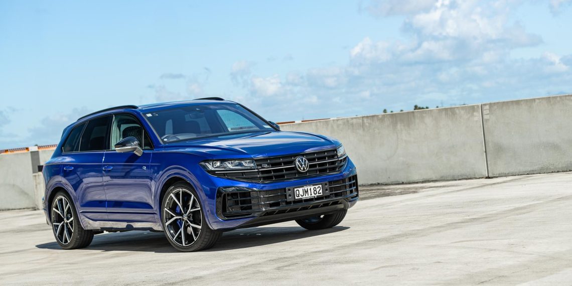 Volkswagen Touareg R PHEV front quarter angle in blue