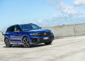 Volkswagen Touareg R PHEV front quarter angle in blue