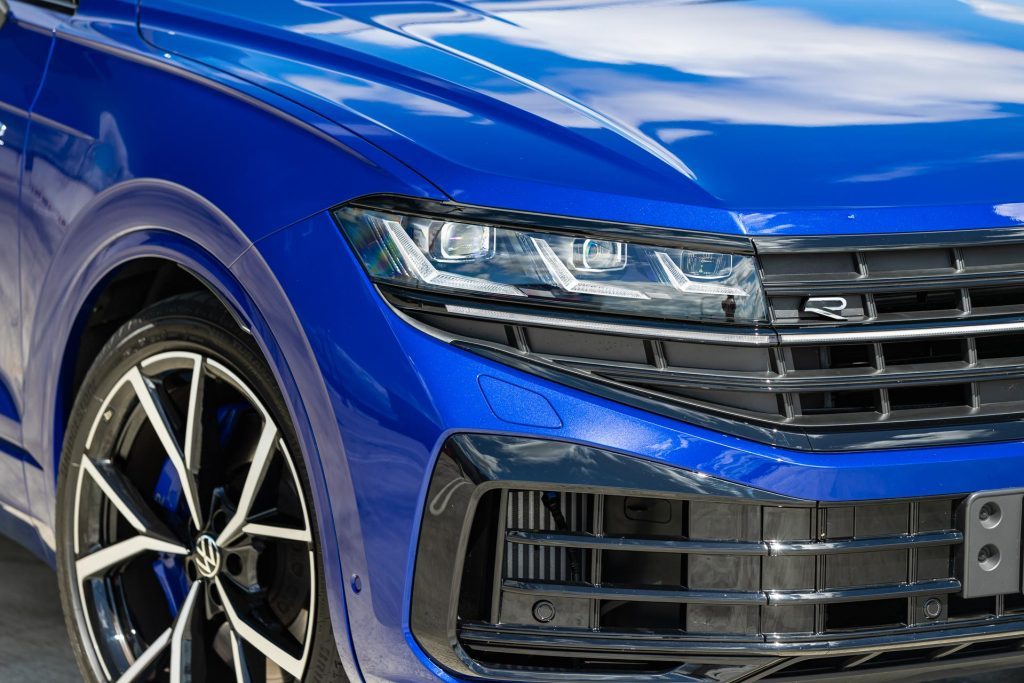 Grille detail of the Volkswagen Touareg R PHEV