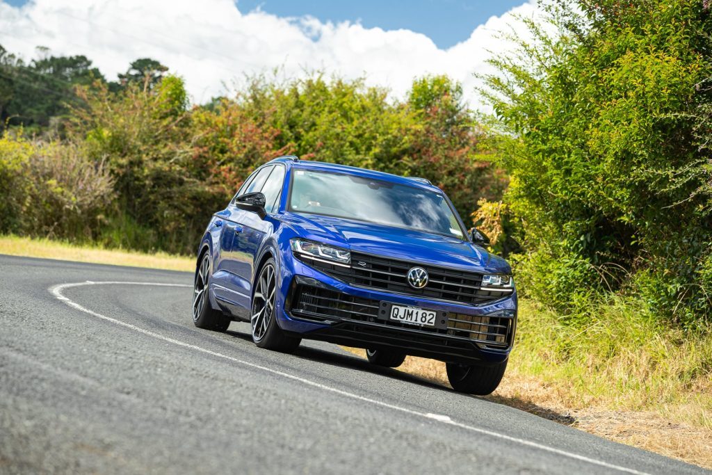 Cornering in the Volkswagen Touareg R PHEV, shown from the front