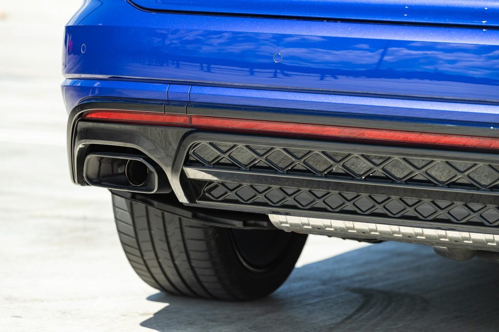 Volkswagen Touareg R PHEV exhaust pipe