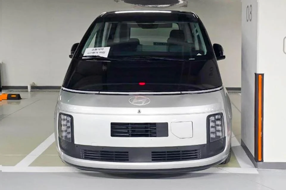 Hyundai Staria spy shot -