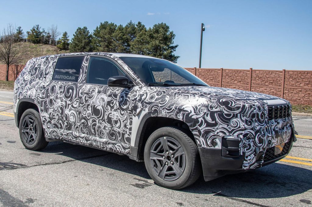 Seven slot grille looks like a keep for the next Cherokee medium SUV.