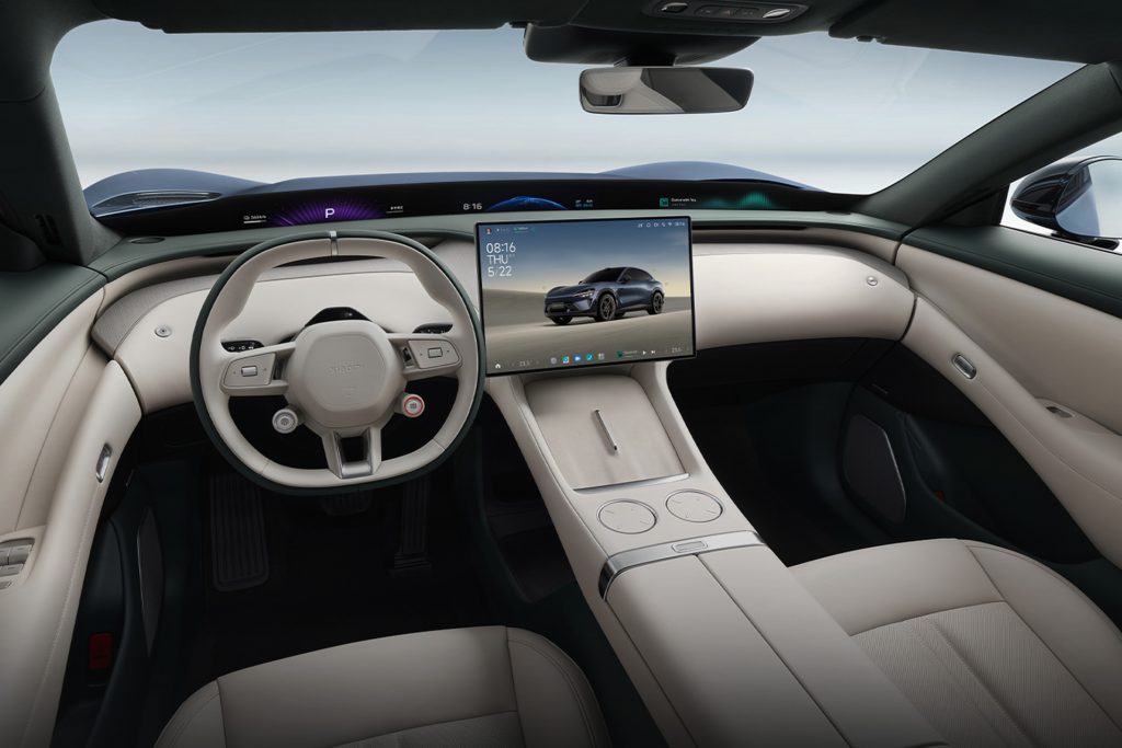 Here you can see the widescreen display just below the windscreen.