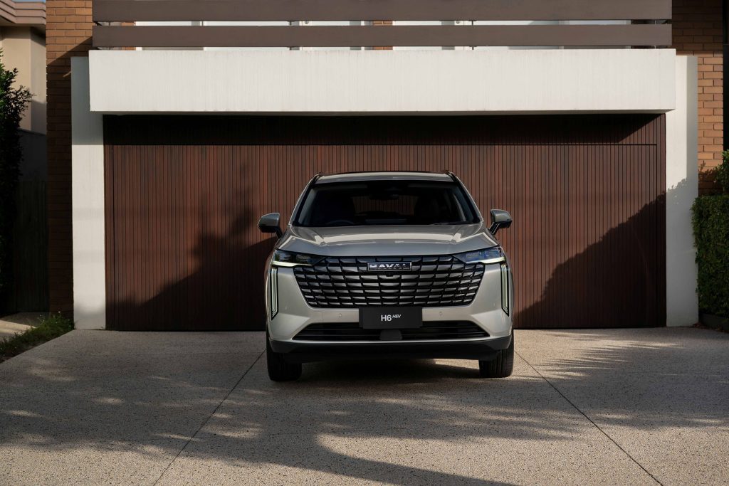Big grille reminds a bit of Omoda C5.