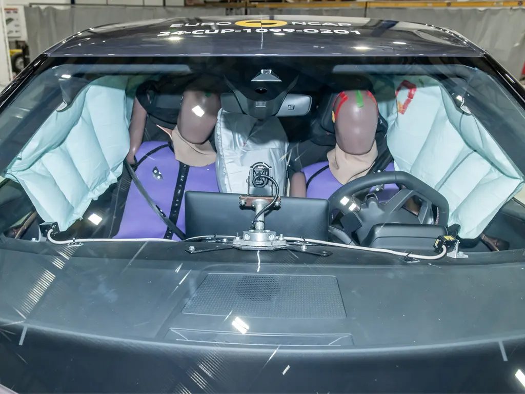 Far side impact testing going on here, testing the efficacy of the centre air bag.