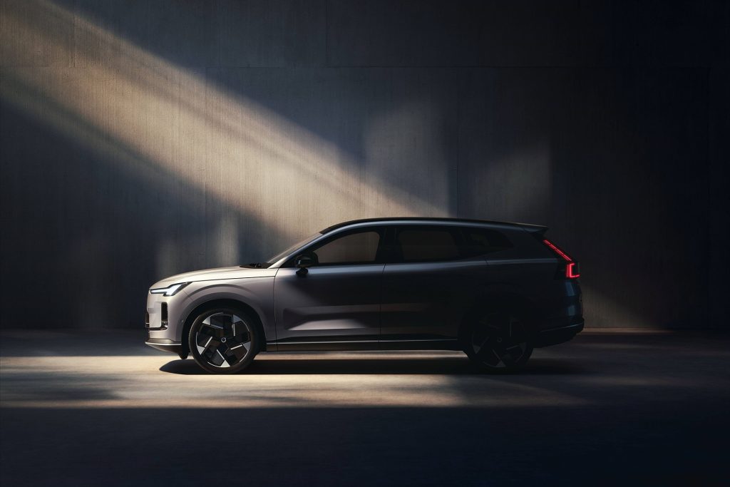 Appealing profile for XC70 PHEV.