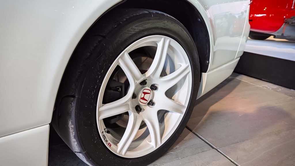 Wheels look like they might be off any VTEC Honda. Scratch-free but.