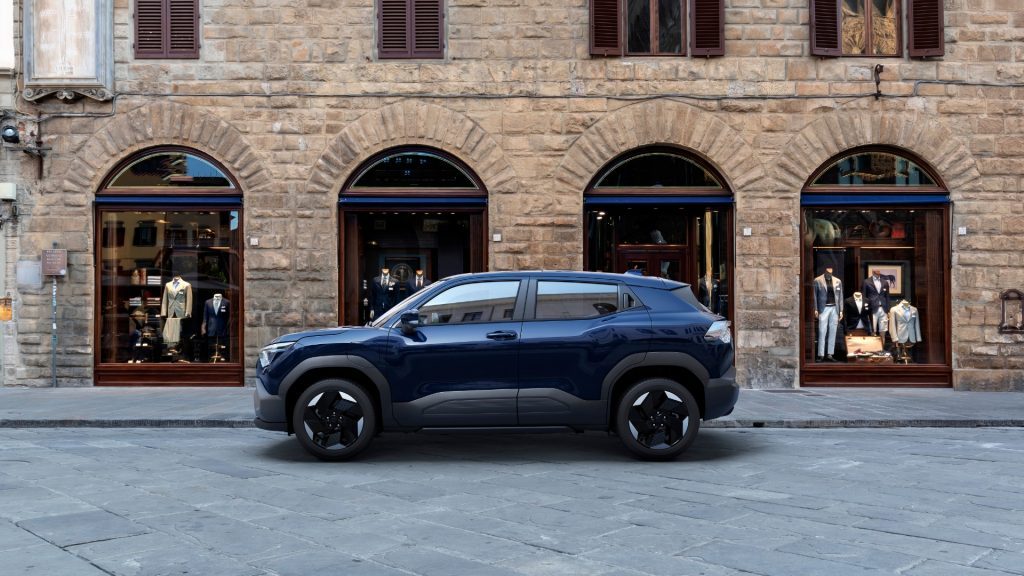 A completely different look from existing Vitara, especially in profile.