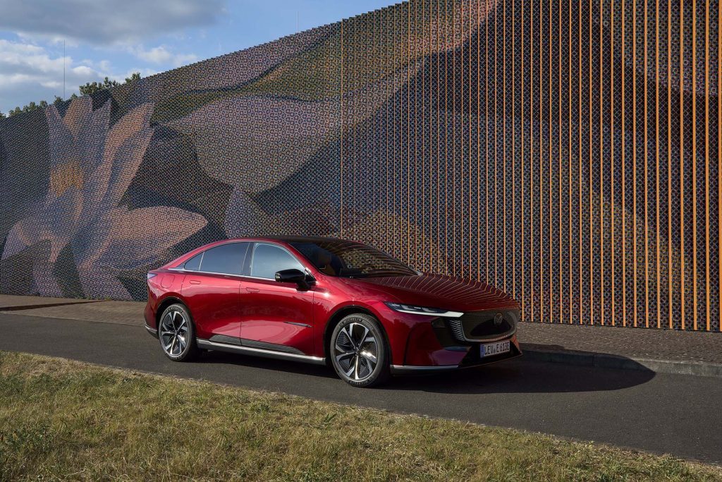 Svelte look about the new Mazda6e, with windcheating appearance.