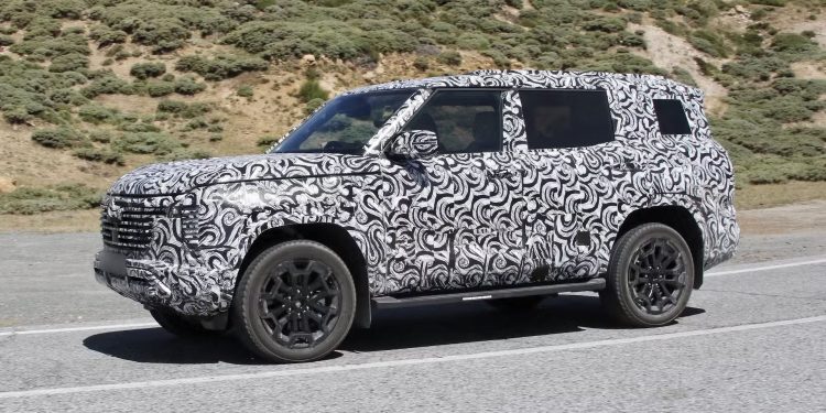 Mitsubishi Pajero covered in camo