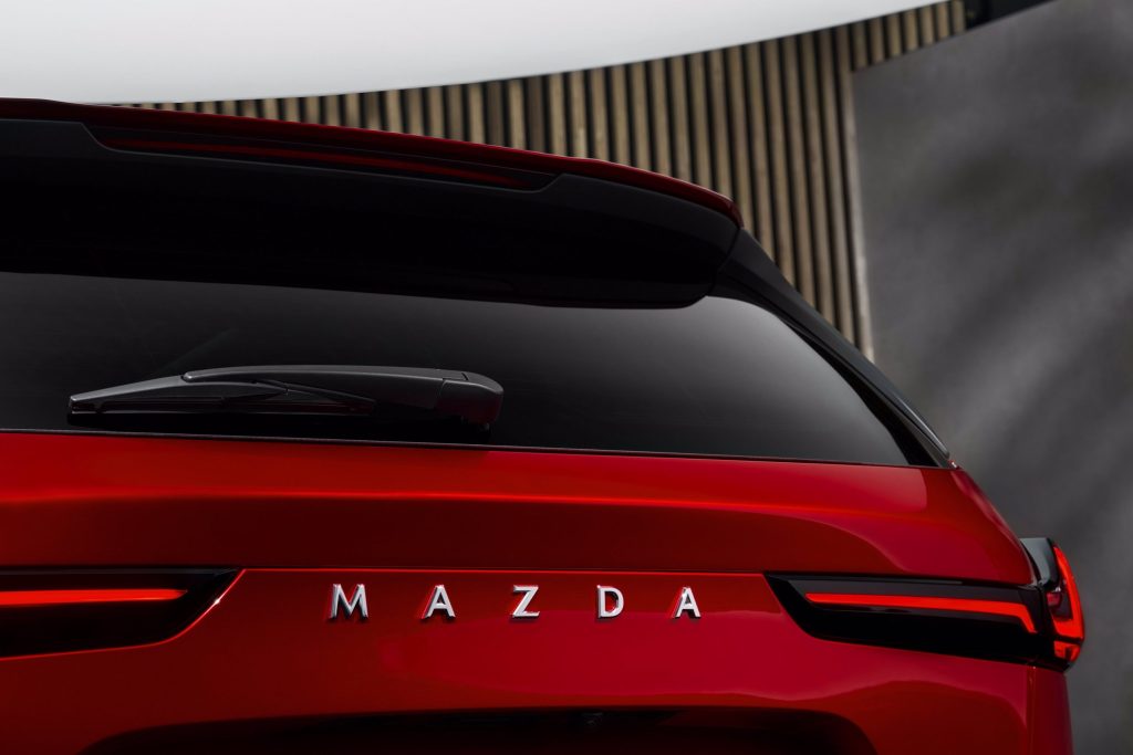 New badge at the back, as is the trend. Surprised there's no lightbar.