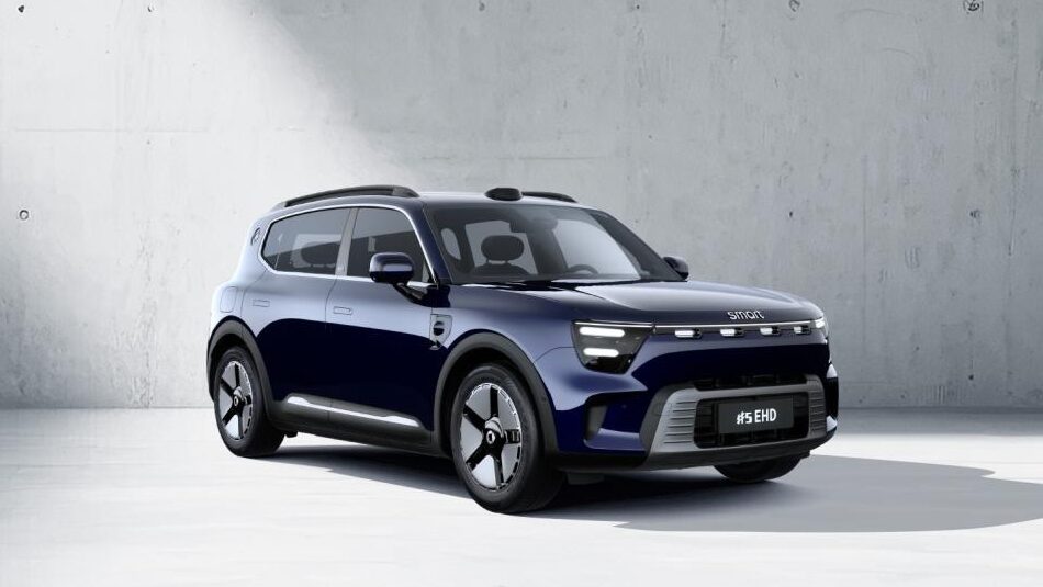 This is the PHEV version of the smart #5. Styling is similar to the EV variant.