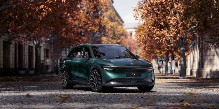 Green Zeekr 7X under autumnal trees in the city