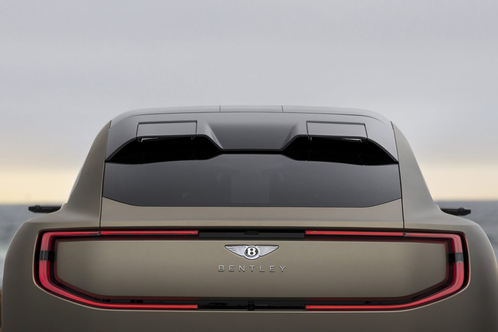 Hm, seems Bentley has borrowed the spoiler design from MG4 Essence. 