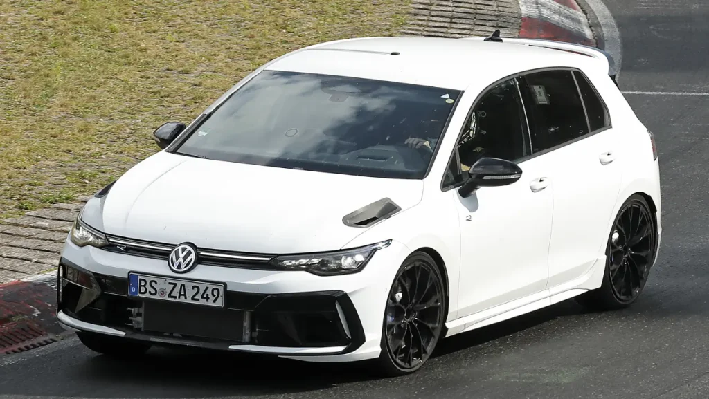 Snapped in testing, the incoming five-pot Golf R with its new bonnet fenestrations.
