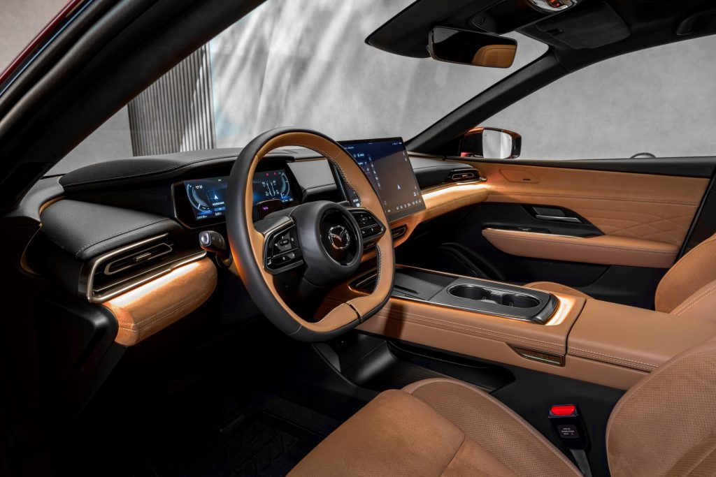 A smart two-tone leather-bound steering wheel too.