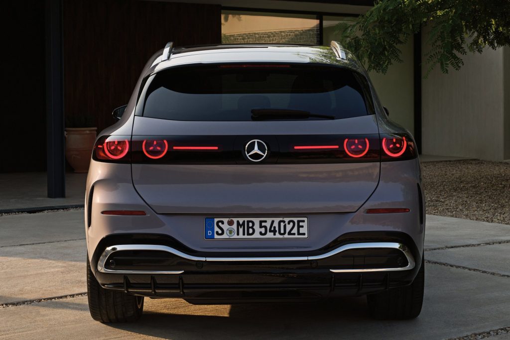 The other end features stop lights with Mercedes tristar within.