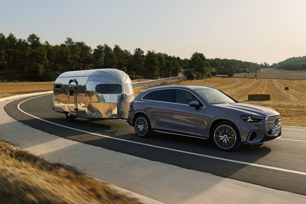 Towing should be possible without impinging too much on range. Especially with a lightweight alu caravan like this.