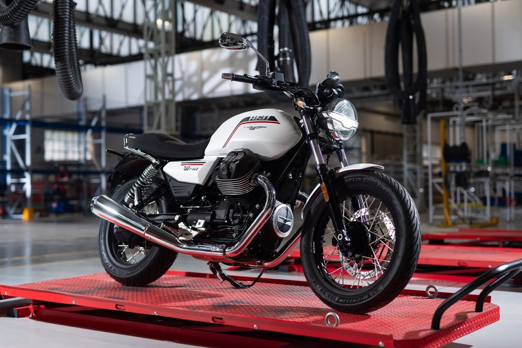 The V7 in blanco or white.
