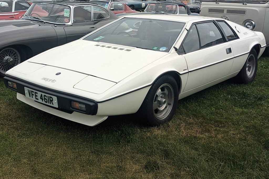 What the original Esprit S1 looked like in 1976. V cool.