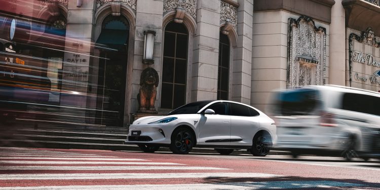 IM6 in white on city street